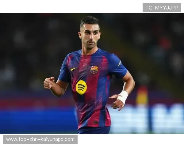 巴萨中路短传渗透前锋一蹴而就破网得分：足球艺术的绝妙表现